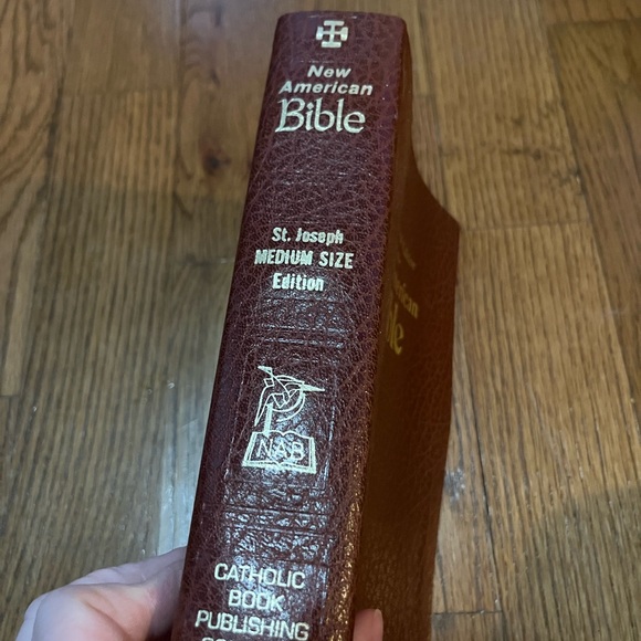 Vintage 80's St Joseph Edition of the New American Bible, Medium Size Edition - Picture 2 of 11
